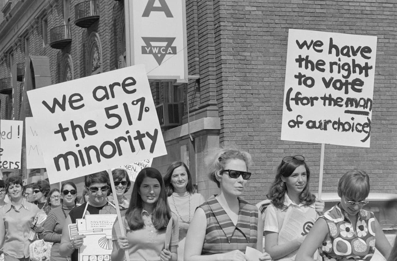 De la lucha a la reivindicación. "Somos una minoría del 51%", "Tenemos el derecho a votar (por el hombre de nuestra elección)", se puede leer en las pancartas que llevan estas mujeres en una marcha en la ciudad de St. Louis pidiendo más derechos para las mujeres.