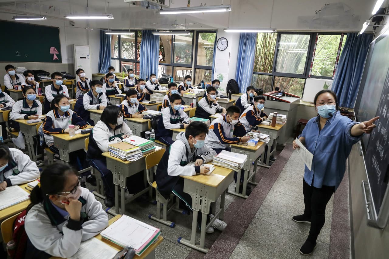 Estudiantes de último año de secundaria en 121 instituciones de Wuhan regresaron a las aulas este miércoles.