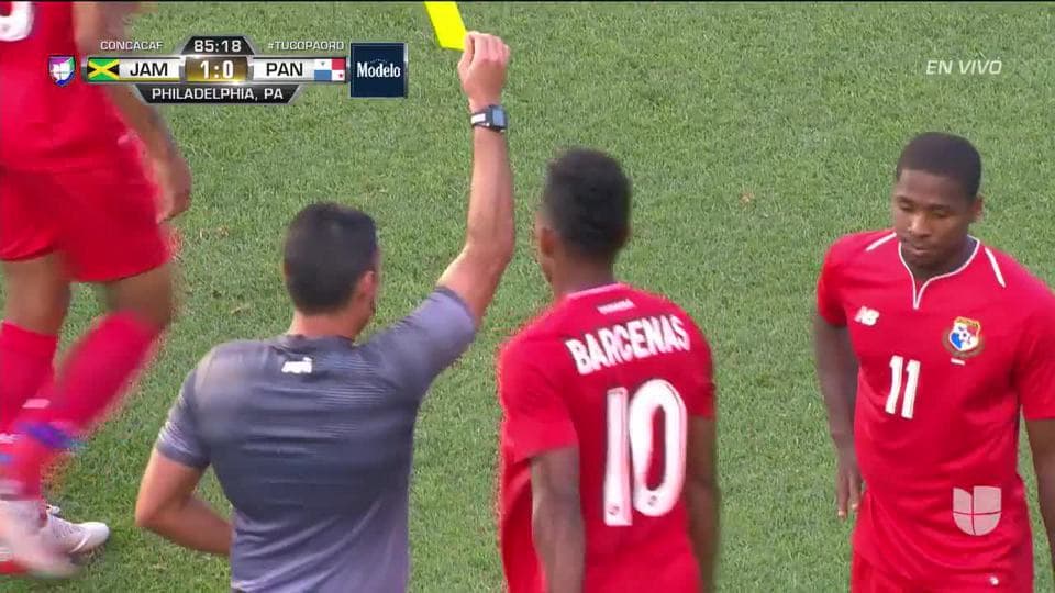 Tarjeta amarilla. El árbitro amonesta a Édgar Bárcenas de Panama