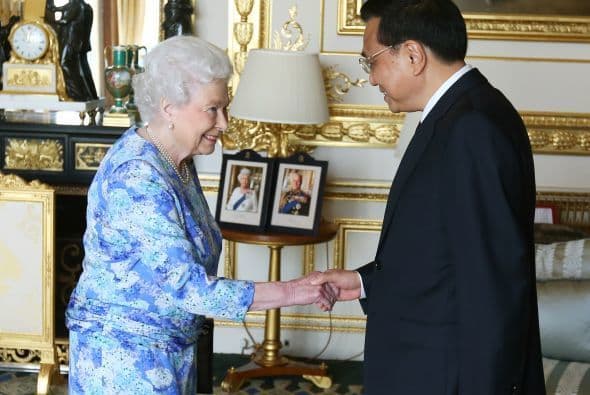 La reina Isabel II recibe ministro chino Li Keqiang en el castillo de Windsor, durante su visita al Reino Unido.