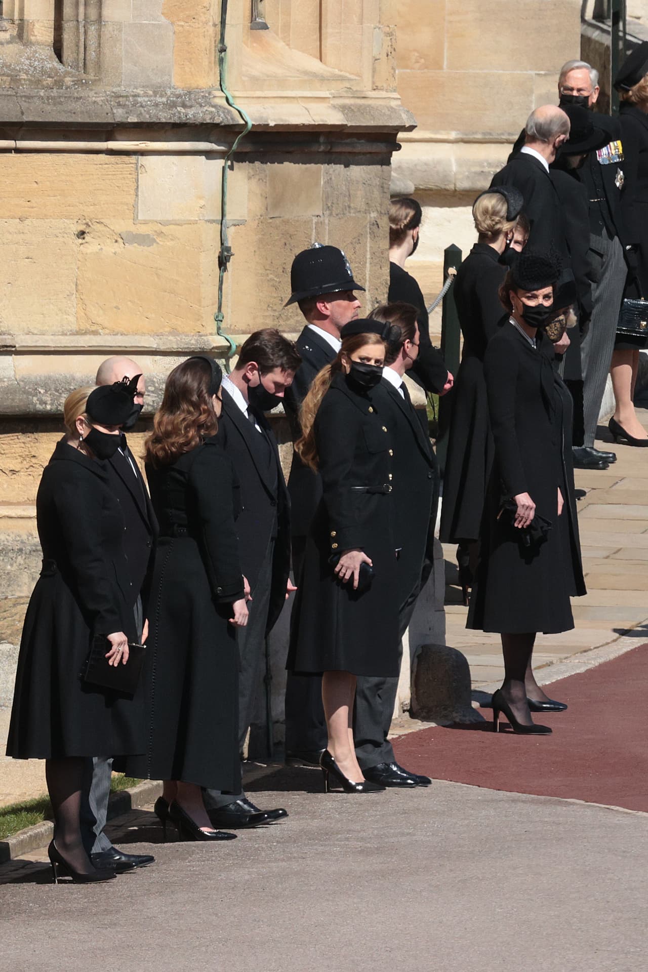 A las afueras de la capilla, Zara Tindall y Mike Tindall, la princesa Eugenie y su esposo Jack Brooksbank, la princesa Beatriz y su marido Edoardo Mapelli Mozzi; Kate Middleton, duquesa de Cambridge y Camilla Parker, duquesa de Cornwall, esperaban la procesión.