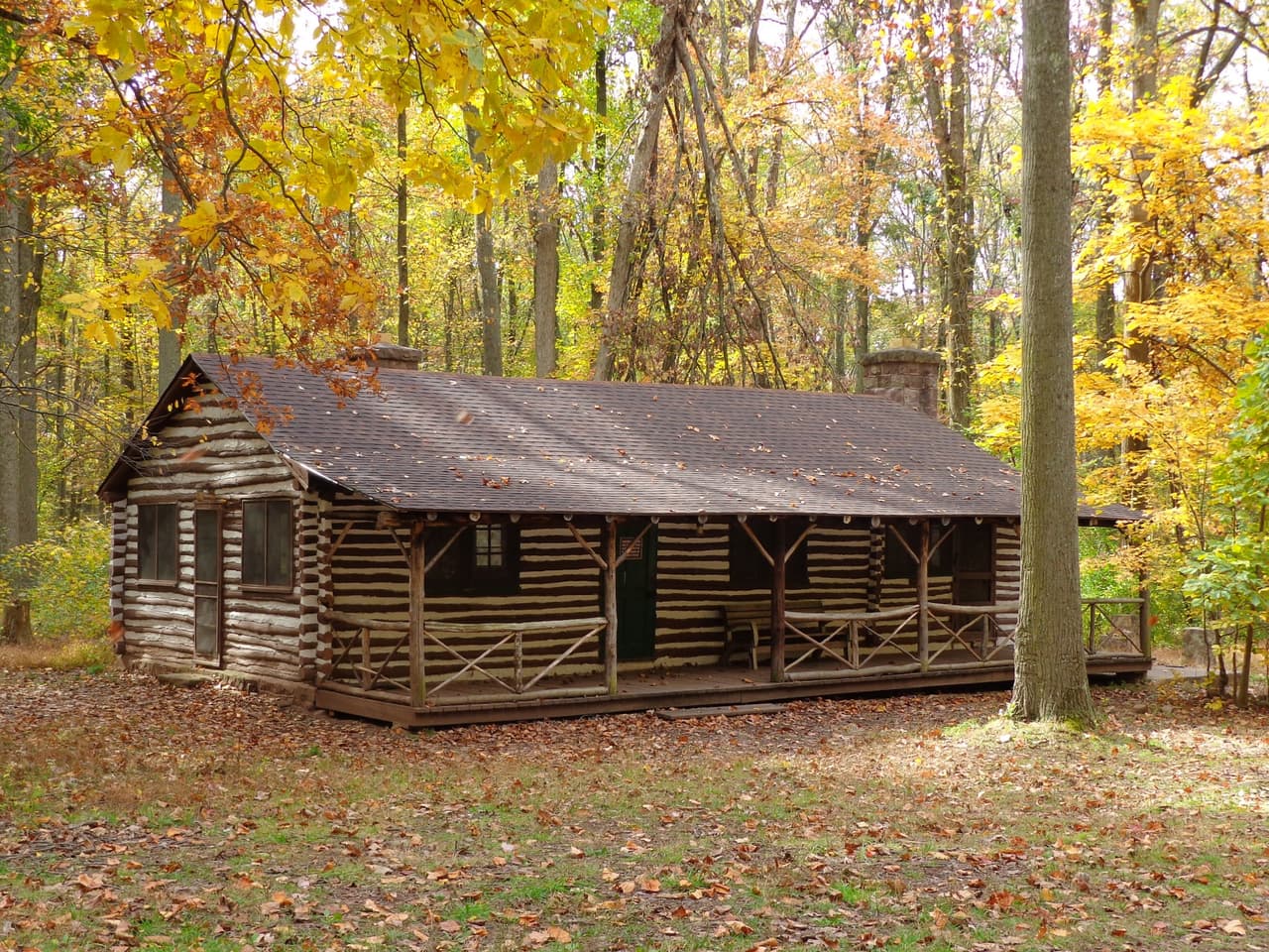 <b><a href="https://www.dcnr.pa.gov/StateParks/FindAPark/FrenchCreekStatePark/Pages/Stay.aspx">French Creek State Park</a></b>. El parque cuenta con diez cabañas modernas y amuebladas, con capacidad para seis personas en literas. Las cabañas se pueden reservar durante todo el año. Ubicadas entre las maderas duras, las cabañas ofrecen una alternativa agradable para acampar en el parque estatal. Cada cabaña cuenta con: calefacción eléctrica, cocina, baño privado con ducha y están alfombradas de pared a pared. El parque también cuenta con yurtas y otras cabañas rústicas para acampañar.
<br>
<br>
<b><a href="https://goo.gl/maps/V3gM8ksPd17woRBe9">Cómo llegar</a></b>