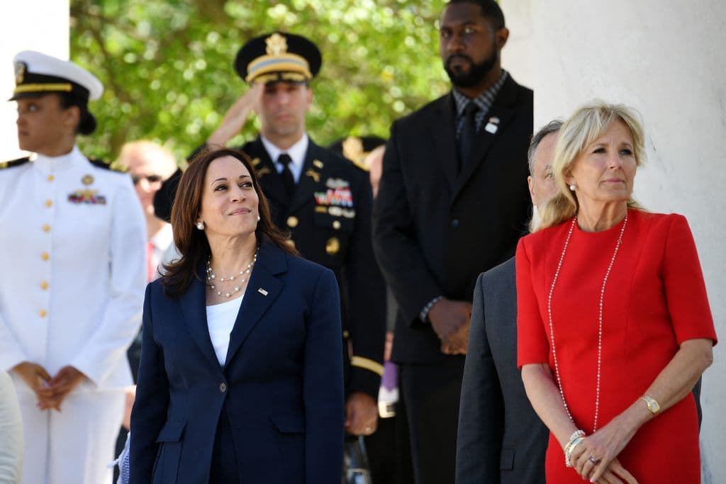 La vicepresidenta de los Estados Unidos, Kamala Harris (izq.), y la primera dama de los Estados Unidos, Jill Biden (der.), escuchan el discurso de Joe Biden durante el evento del Memorial Day en Arlington, Virginia.