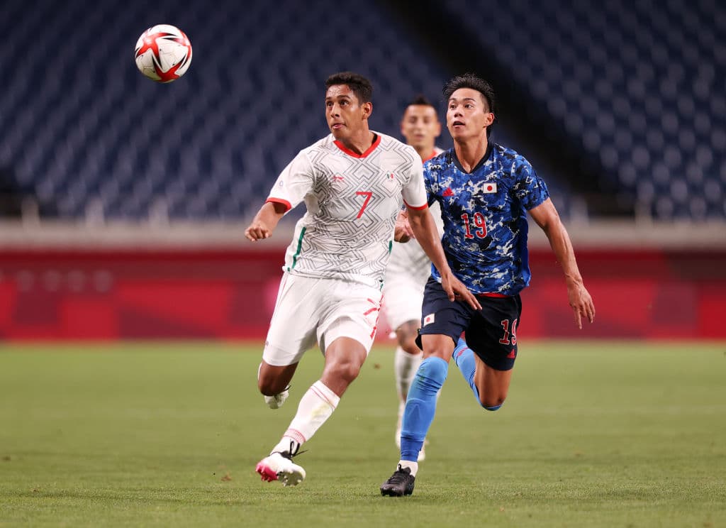 La selección mexicana cae ante los locales 2-1 durante su segundo partido en los Juegos Olímpicos de Tokyo 2020. México se jugará su pase a Cuartos de Final el miércoles ante Sudáfrica. Takefusa Kubo anotó el primer tanto para la escuadra nipona, seguido de Doan al 11'; el 'Piojo' Alvarado anotó al minuto 85' pero no le alcanzó a la escuadra azteca.