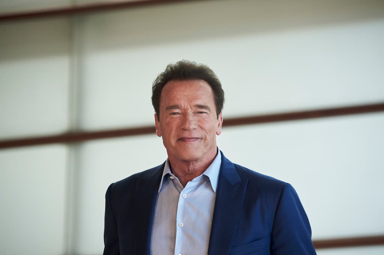 <b>Arnold Schwarzenegger</b>: aunque sus fanáticos están acostumbrados a verlo hacer maromas imposibles en las películas, el actor y exgobernador de California, sufrió un accidente de moto en 2001, donde sufrió fracturas de seis costillas, pero esas no son penas para un guerrero. 
<br>
<br>