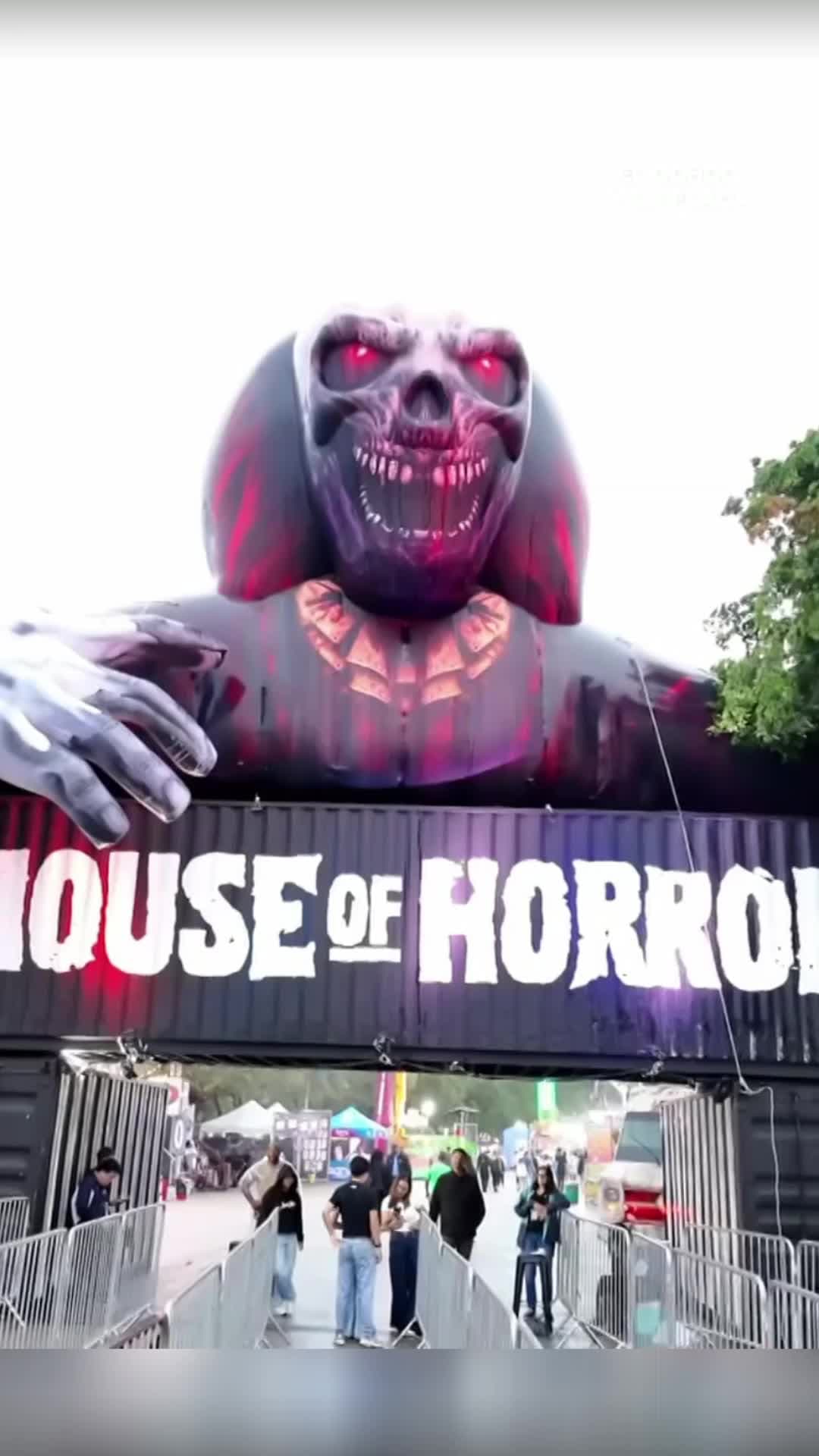 Roberto Hernández y Carlitos viven una aterradora aventura por Halloween