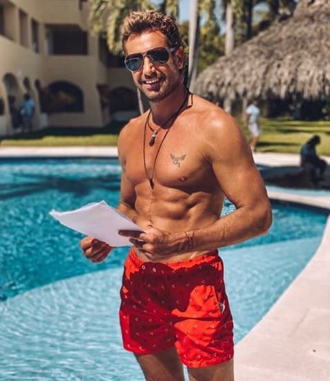 "Se quedaron más de 13 semanas. Ver cómo Gabriel convive con mi familia, cómo trata de 
<b><a href="https://www.univision.com/famosos/gabriel-soto-no-entendio-ni-papa-pero-ya-sabemos-de-que-hablaba-en-ruso-irina-baeva-video" target="_blank">aprender ruso</a></b>, también es algo muy bonito", admitió. 
<br>