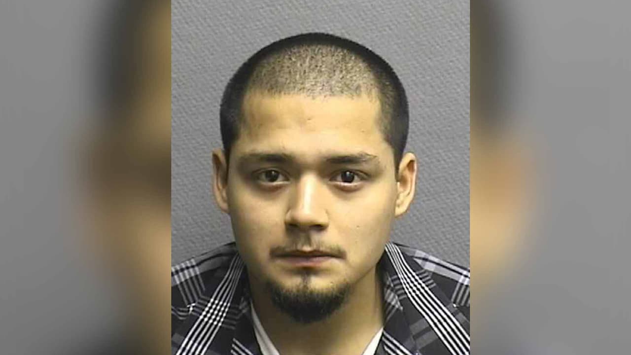 Johnathan Ortíz, es buscado por posesión de sustancias controladas.