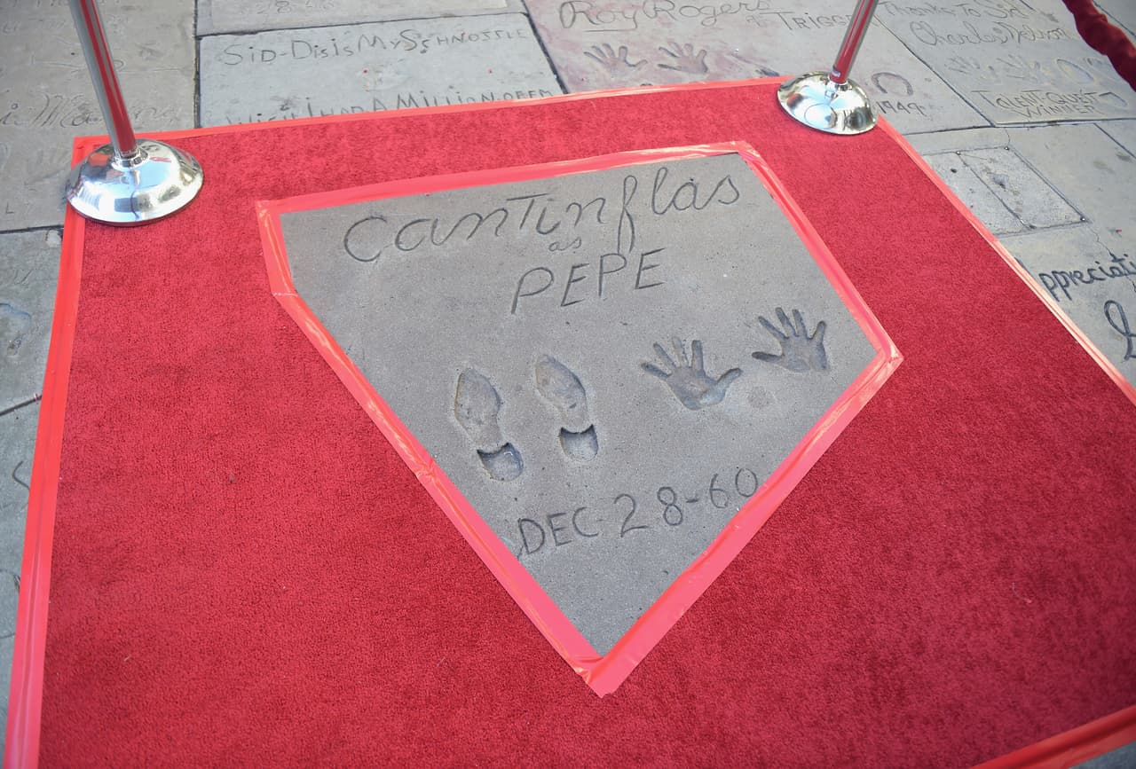 El primer mexicano en conseguir este honor 
<b><a href="https://www.univision.com/entretenimiento/cine/conoce-mas-de-la-pelicula-de-cantinflas-video" target="_blank">fue 'El Mimo de México'</a></b>. 'Cantinflas', fallecido el 20 de abril de 1993, dejó plasmadas sus huellas el 28 de diciembre de 1960, cuando ya era toda una estrella del cine en español.