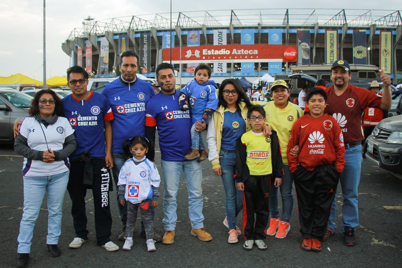 La rivalidad entre Cruz Azul y América es no solo deportiva sino en el terreno de juego, en las gradas no debe existir conflicto. Aquí aficionados de ambos lados con ganas de disfrutar el partido.