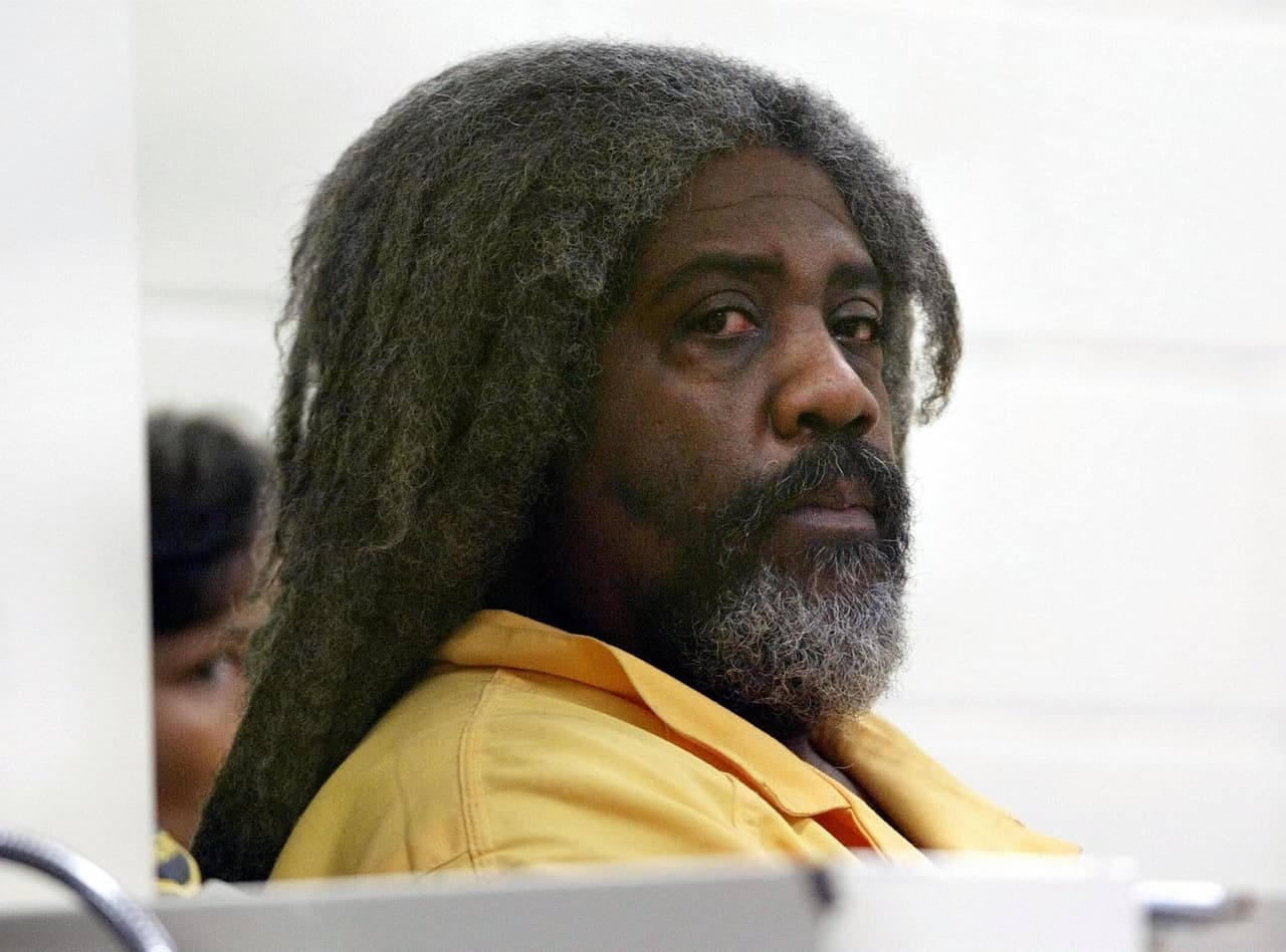 <b>Marcus Wesson</b> abusaba de su familia de forma física, mental y sexual, según argumentó la fiscalía en su juicio, hasta que en una fatídica tarde del 12 de marzo de 2004 decidió asesinar a sus nueve hijos, siete de los cuales eran menores de 12 años en Fresno. 
<br>
<br>Fue declarado culpable en 2005 de 
<b>nueve cargos de homicidio</b> y 14 más de abuso sexual. Fue condenado a la pena de muerte.