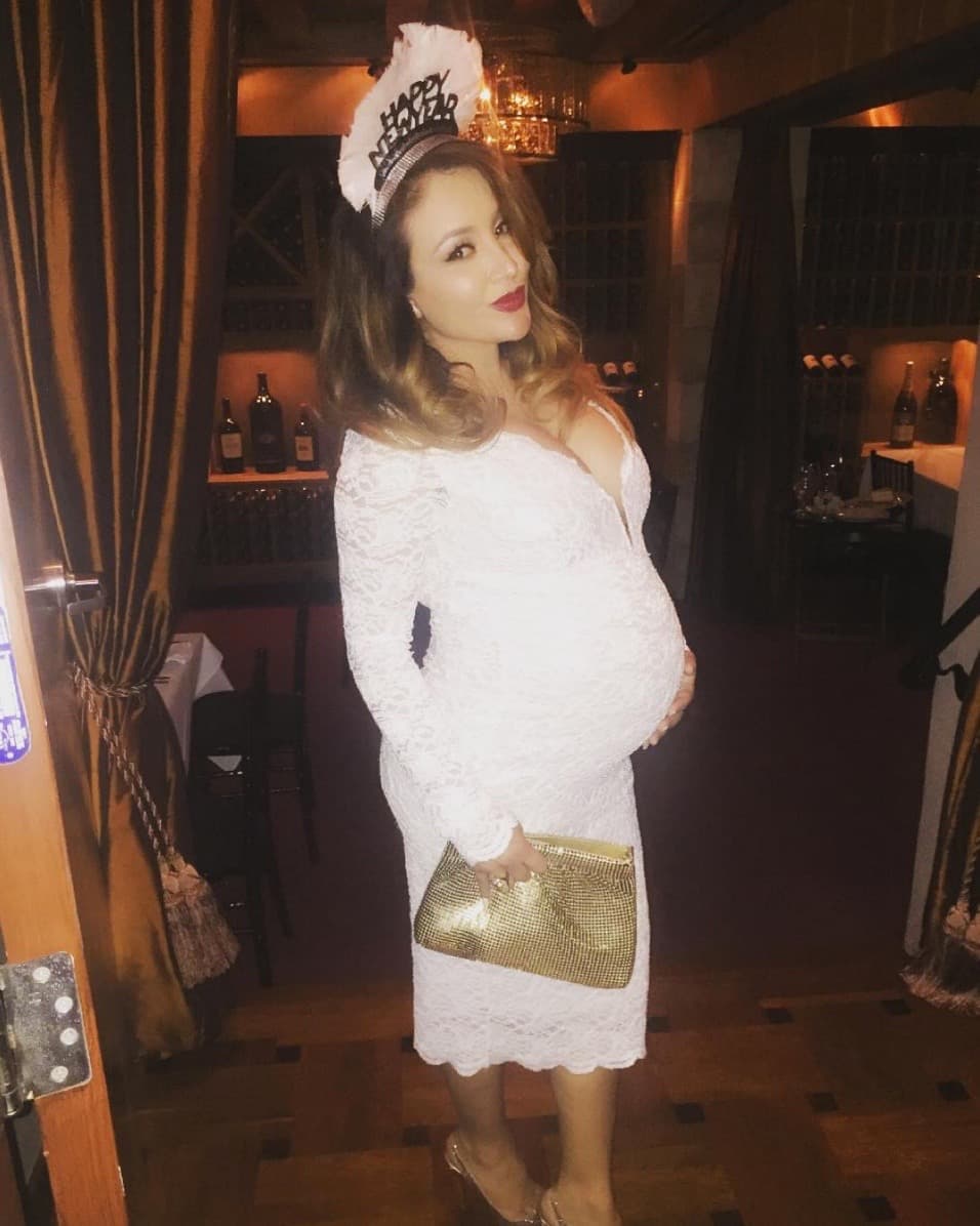 Y aquí la vemos recibiendo año nuevo, ¡se ve feliz y tiene un brillo especial pues faltaban muy pocos días para el nacimiento de su primogénito!