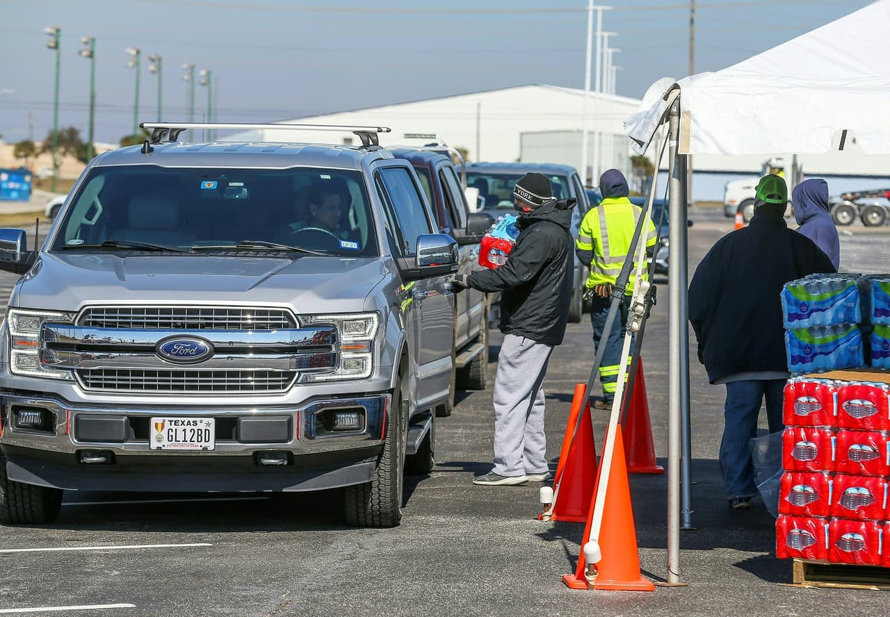 La distribución de agua embotellada se llevará a cabo en varios centros de Austin desde las 9:00am hasta 5:00pm o hasta que se agoten las provisiones. De acuerdo a la ciudad hay un límite de una caja por familia.
<ul>
 <li class="li1" style="box-sizing: border-box; margin-bottom: 10px;">ACC Pinnacle Campus</li>
 <li class="li1" style="box-sizing: border-box; margin-bottom: 10px;">Nelson Field</li>
 <li class="li1" style="box-sizing: border-box; margin-bottom: 10px;">Complejo Onion Creek</li>
 <li class="li1" style="box-sizing: border-box; margin-bottom: 10px;">Roy G. Guerrero</li>
</ul>