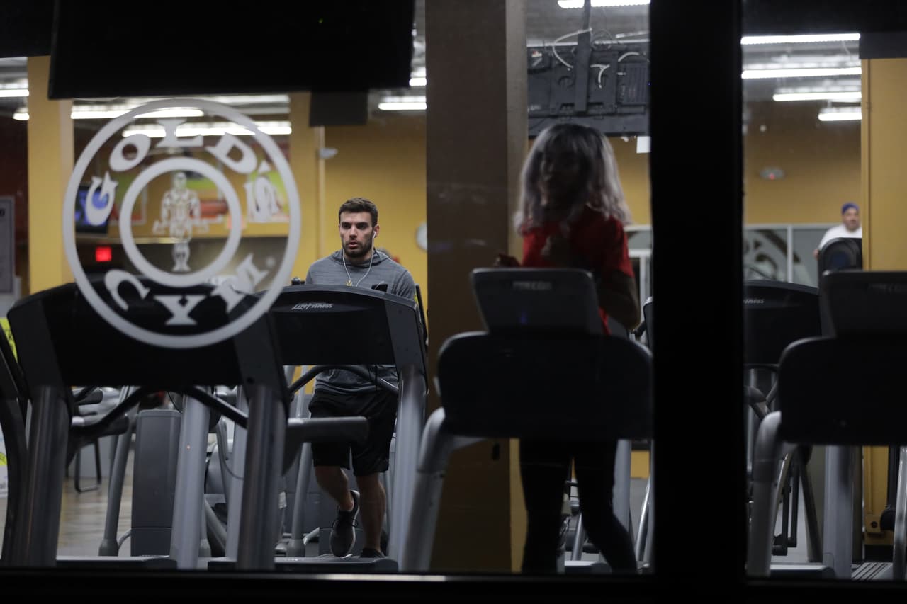 A inicios de mayo también se declaró en bancarrota fue la cadena de gimnasios Gold's Gym, que cuenta con unos 700 centros en todo el mundo. La decisión cerrará las puertas de 30 gimnasios que son parte de la compañía, más no impactará en sus franquicias, afirmó en 
<a href="https://www.goldsgym.com/blog/restructure-official-company-statement/" target="_blank">un comunicado</a>.