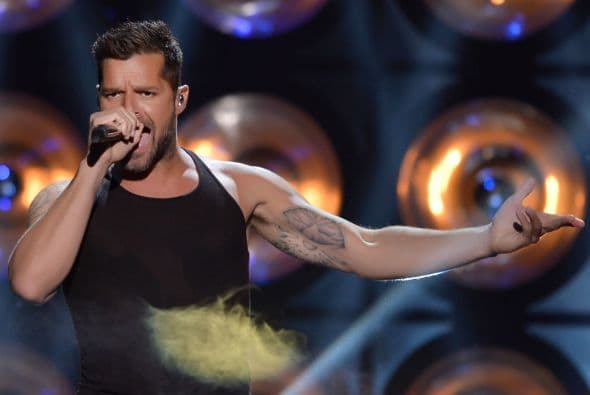 Y no sólo eso, además canta muy bien y su voz es inconfundible.