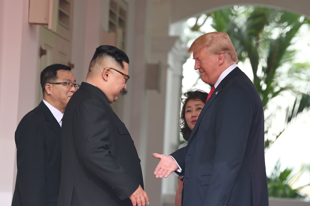 Trump ofrece nuevamente la mano a Kim, luego de haberse conocido personalmente munitos antes.