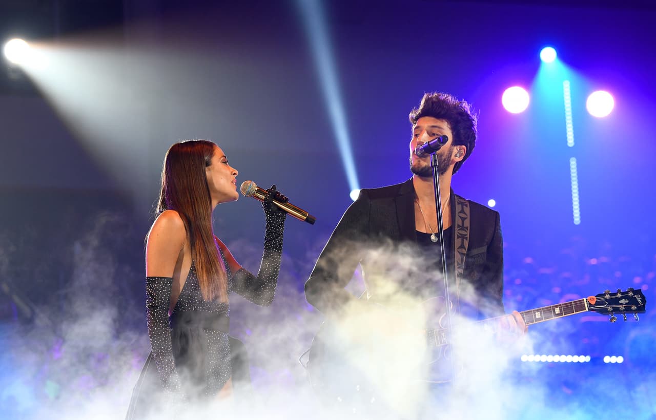 Ellos también estuvieron juntos en el escenario, ya que interpretaron el tema 'Cristina', siendo esta la primera vez que actúan juntos en televisión nacional.