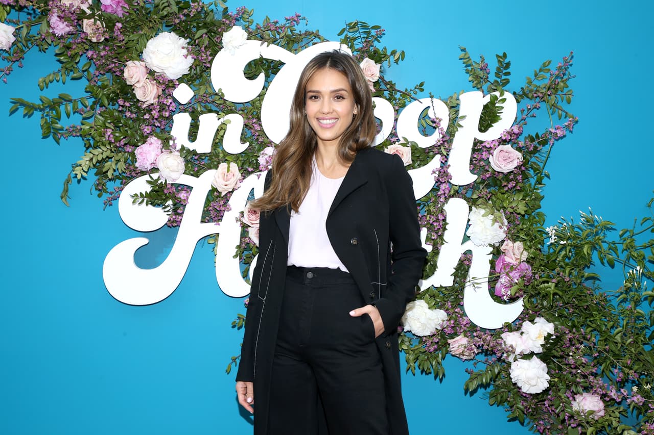 Jessica Alba confesó, durante un panel del evento '
<b><a href="https://goop.com/ingoophealth/" target="_blank">In Goop’s Health Summit'</a></b>, celebrado el fin de semana pasado en Los Ángeles, que decidió dejar de comer para verse menos atractiva con el fin de 
<b>no atraer a los hombres</b> y evitar el acoso.