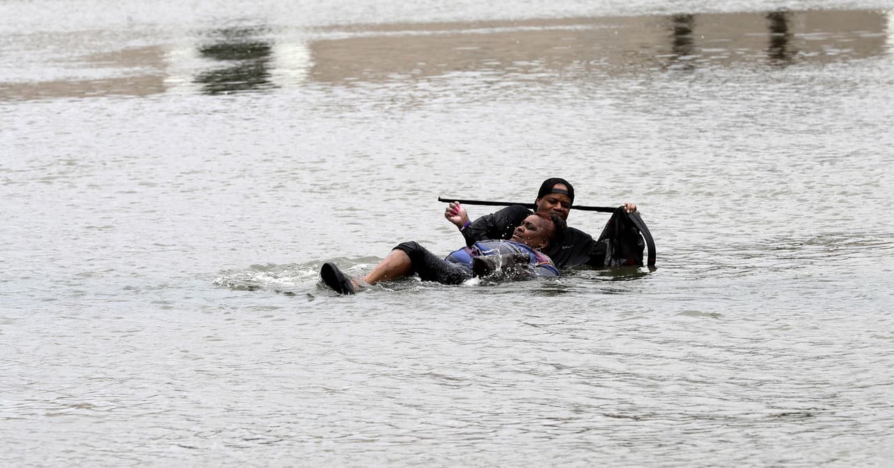 Una mujer es rescatada en una calle inundada de Houston.