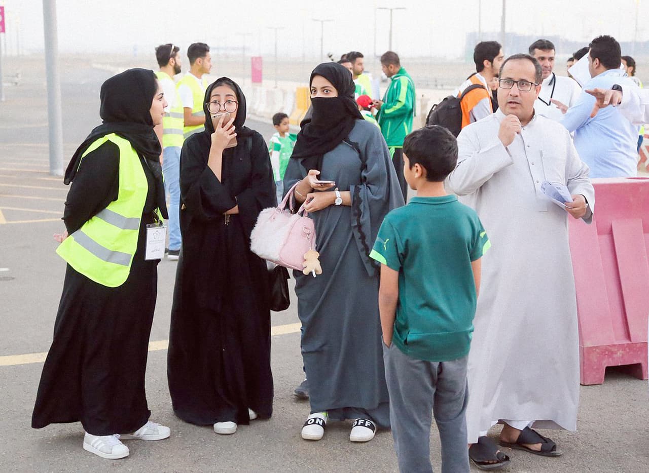 El príncipe de Arabia Saudita, Mohammed bin Salman, quien es hijo del rey Salman, es visto como la fuerza impulsora de estos cambios. Heredará un país en el que más de la mitad de la población tiene menos de 25 años y está hambrienta de cambios.