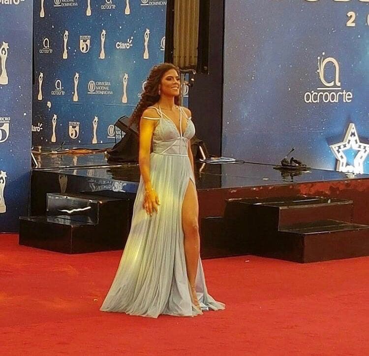 Llena de seguridad la vimos desfilar por la alfombra roja de los Premios Soberano.