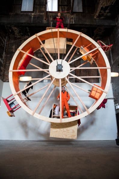 Hay veces que la monotonía de la vida se siente como una rueda de hámster gigante. De eso se trata el último performance de los artistas Ward Shelley y Alex Schweder de Brooklyn, quienes crearon una rueda de hámster de tres pisos en la que tendrán que coordinar cada movimiento durante 10 días. El performance llamado "En "rbita", está ubicado en una antigua sala de calderas en Williamsburg. Durante el performance, Schweder y Shelley van a comer, dormir, trabajar, ir al baño, etc, sin bajar de la rueda.
