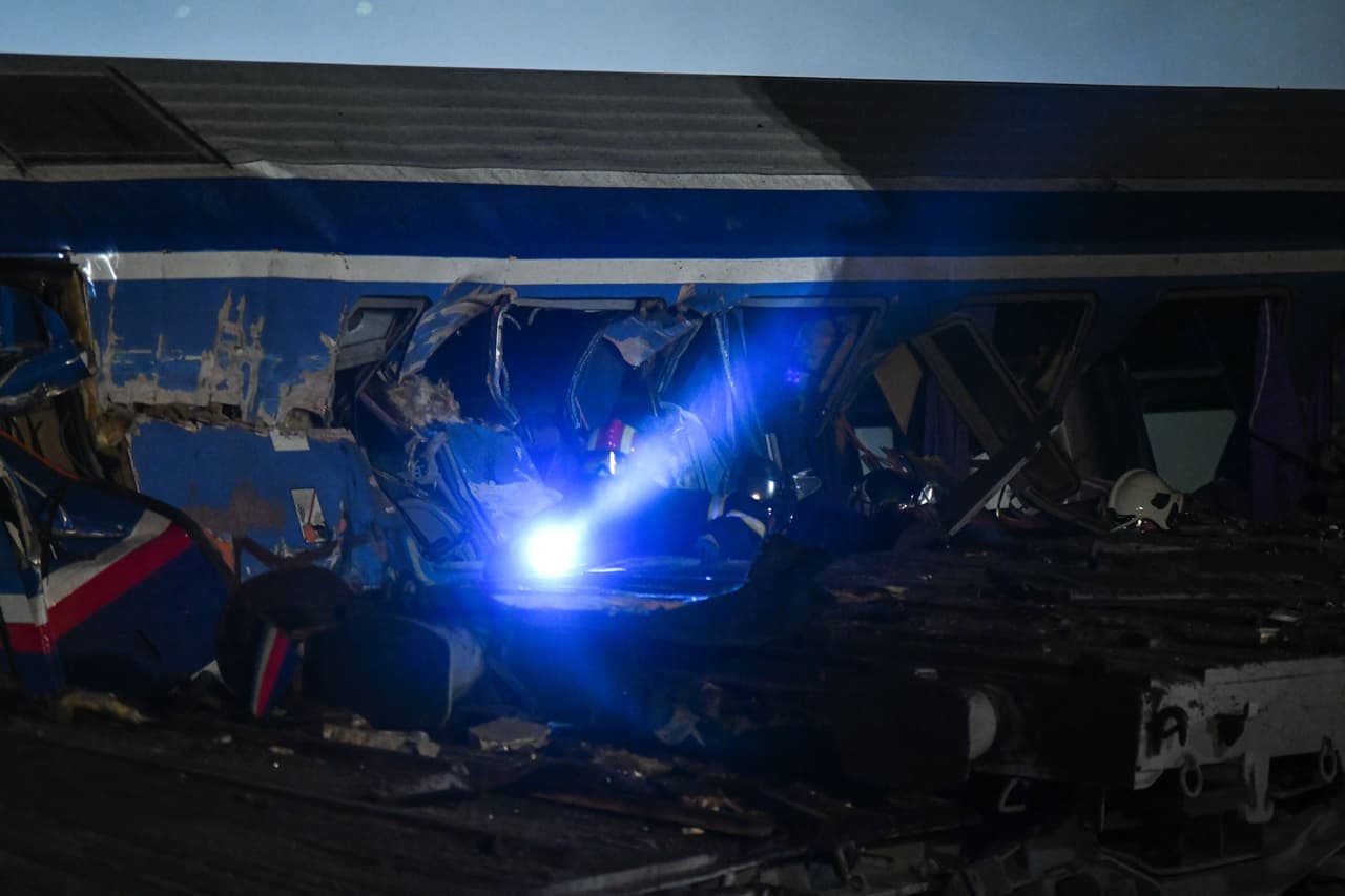 “Fue un choque muy fuerte. Es una noche terrible... Es difícil describir la escena”, comentó Agorastos, el gobernador de Tesalia, a la televisora estatal. “La sección delantera del tren quedó destrozada... Estamos trayendo grúas y equipo especial para retirar los escombros y levantar los vagones. Hay escombros esparcidos por todo el lugar del accidente”, agregó.
<br>