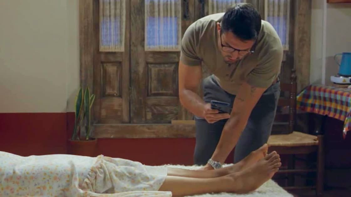 Mateo graba a Ximena mientras ella duerme | Mi Verdad Oculta | Capítulo 35