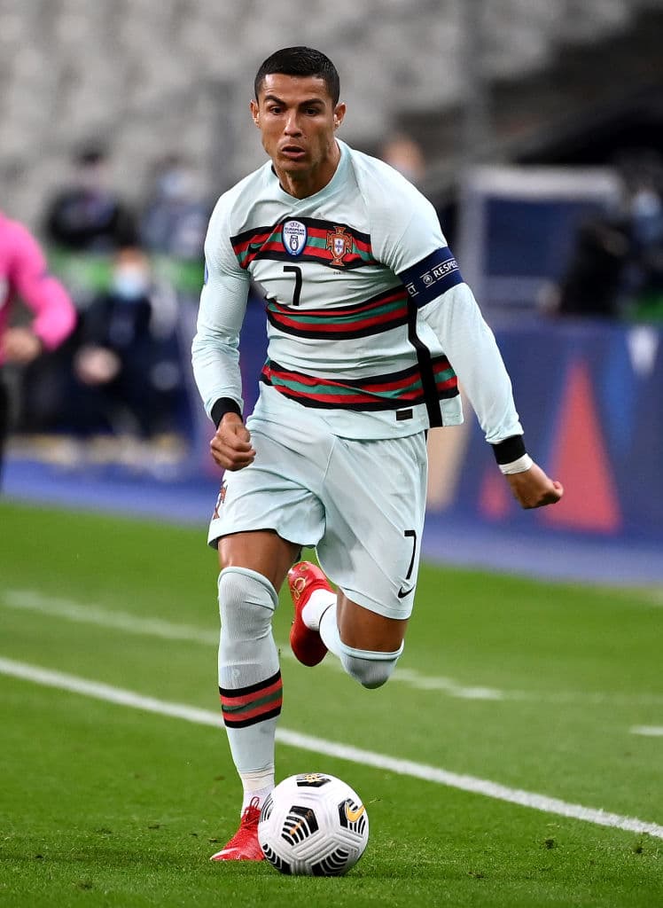 <b>Cristiano Ronaldo</b> (35) tuvo que ser retirado de la concentración de la Selección de Portugal, después de dar positivo por COVID-19.