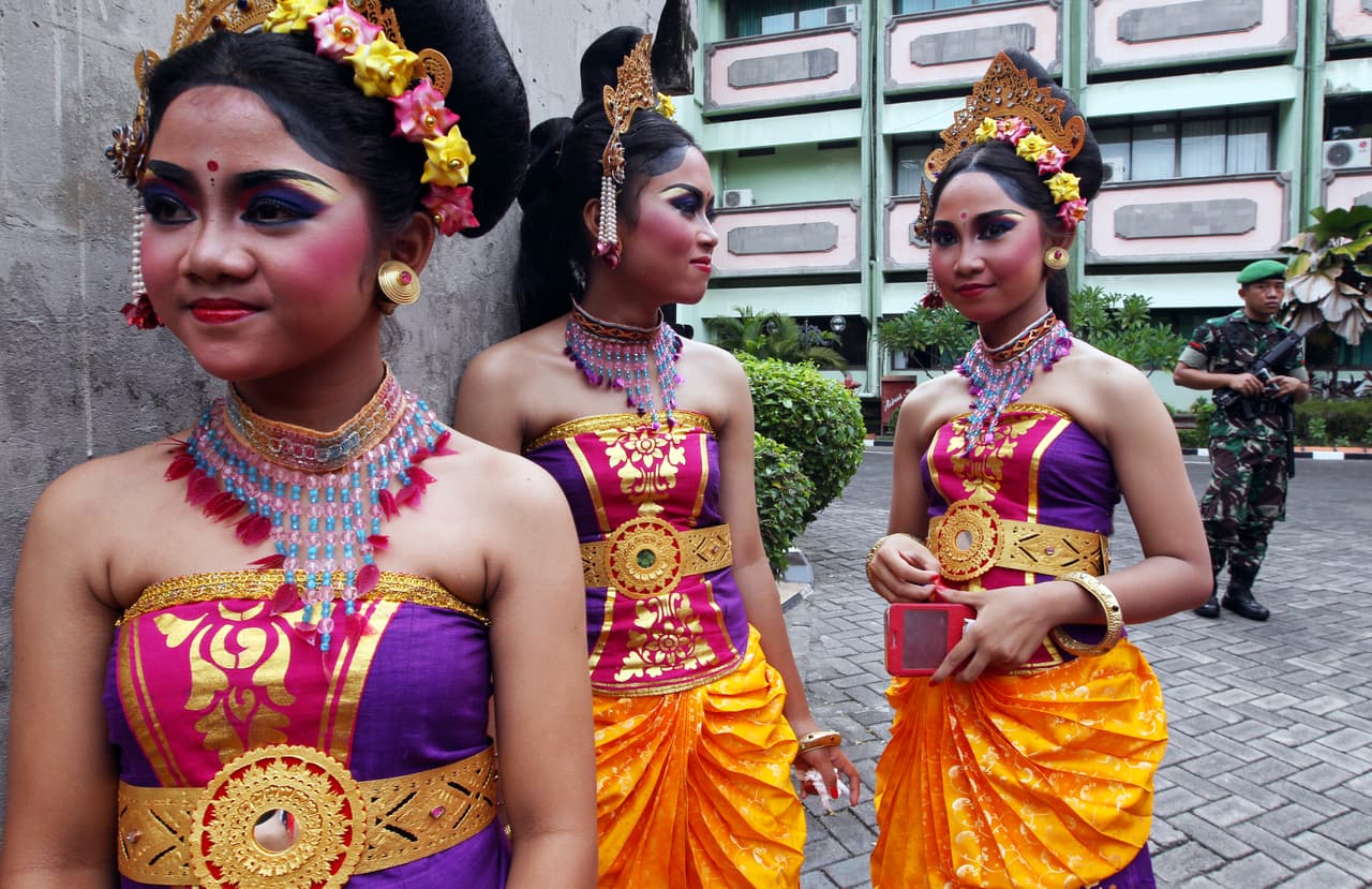 Niñas balinesas en trajes tradicionales durante un desfiile para el final del Año en la isla de Bali en Indonesia.