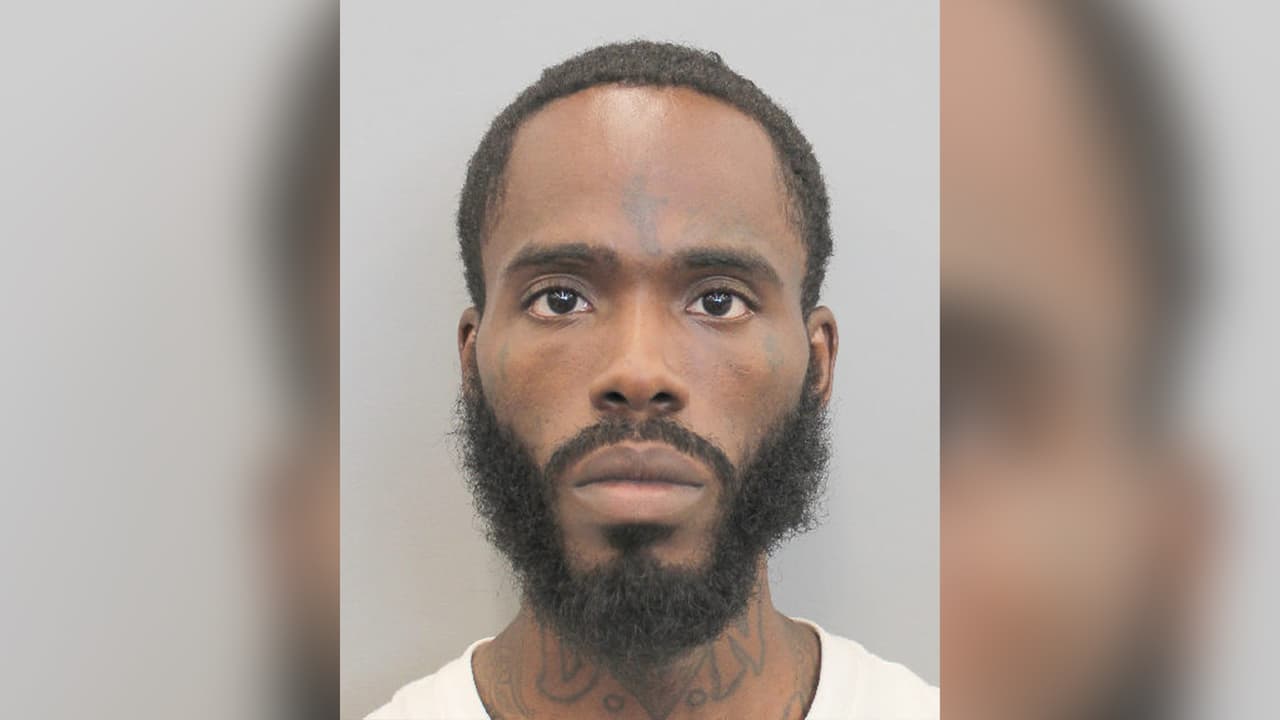 La Oficina del Fiscal de Distrito del Condado de Harris aceptó 
<b><a href="https://cityofhouston.news/update-charges-accepted-against-a-suspect-arrested-in-fatal-shooting-at-12101-fondren-road/" target="_blank">tres cargos de homicidio con posibilidad de pena capital</a></b> y un cargo de asalto agravado con un arma mortal contra el sospechoso Xavier Dominique Davis, de 28 años, por disparar a muerte contra tres personas, incluída una niña, de 6 años, y dejar herida a una menor, de 10 años.