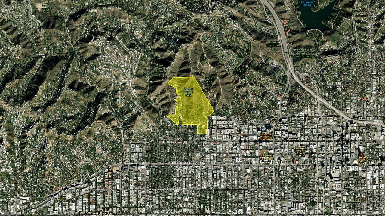 Están bajo advertencia de evacuación Wattles Dr, Astral Dr, Curson Ter, N Sierra Bonita Ave, Camino Palmero St y Runyon Canyon Rd.