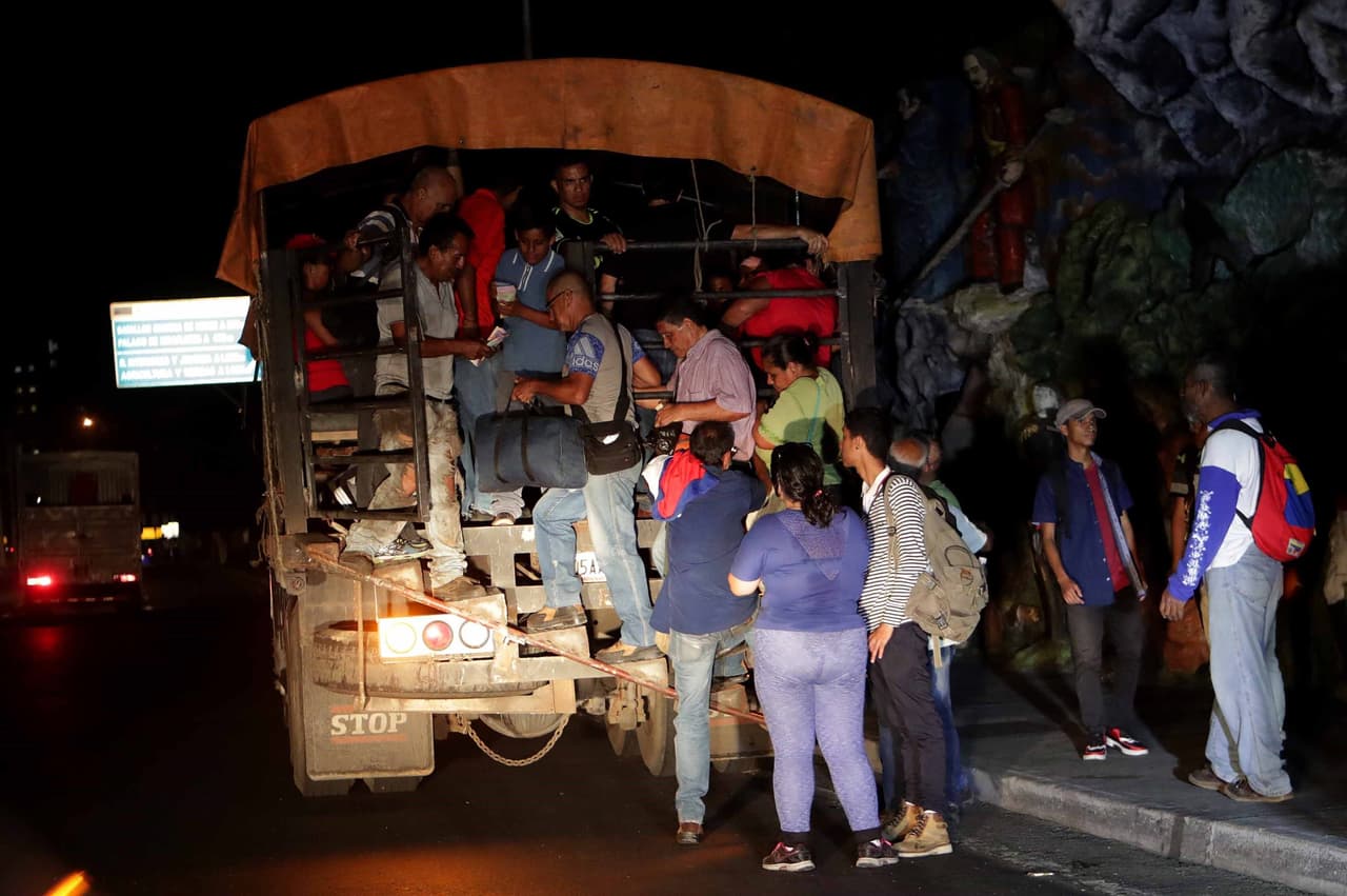 Muchos han tenido que transportarse en camiones luego del colapso del transporte público por el apagón. Las redes sociales, habitualmente hiperactivas, 
<b>estaban en silencio ya que buena parte del país quedó sin acceso a internet. </b>La propia televisión estatal salió del aire.