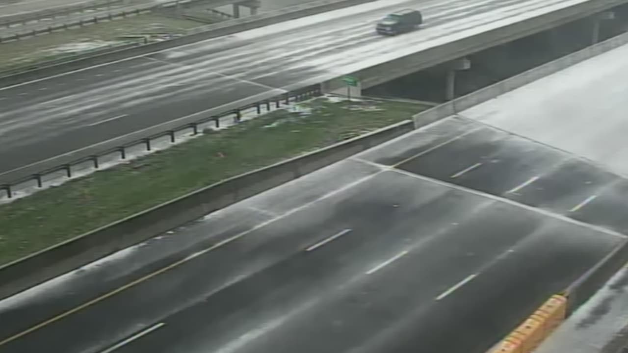Reportan hielo negro en autopistas y puentes de Dallas