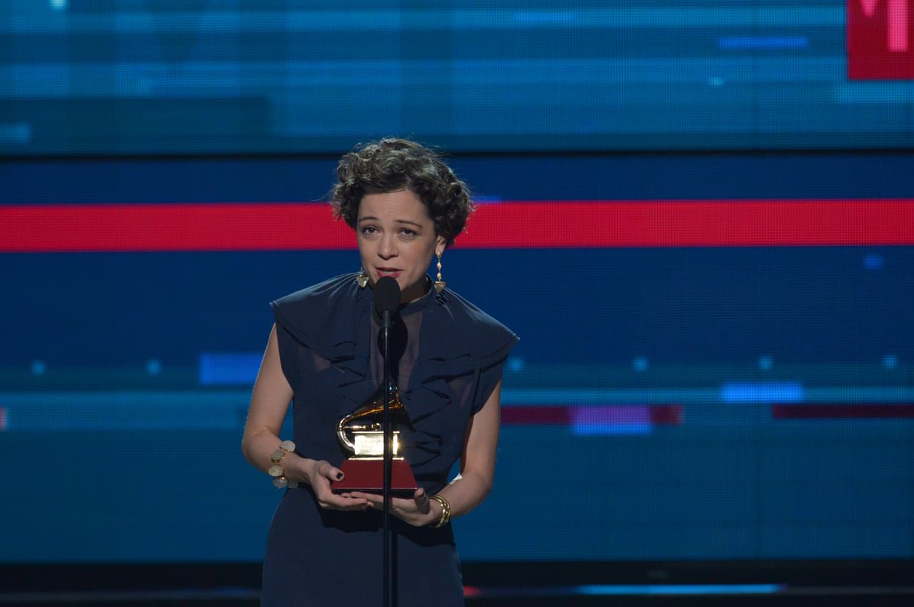 Llena de sentimiento agradeció a su público y compañeros.