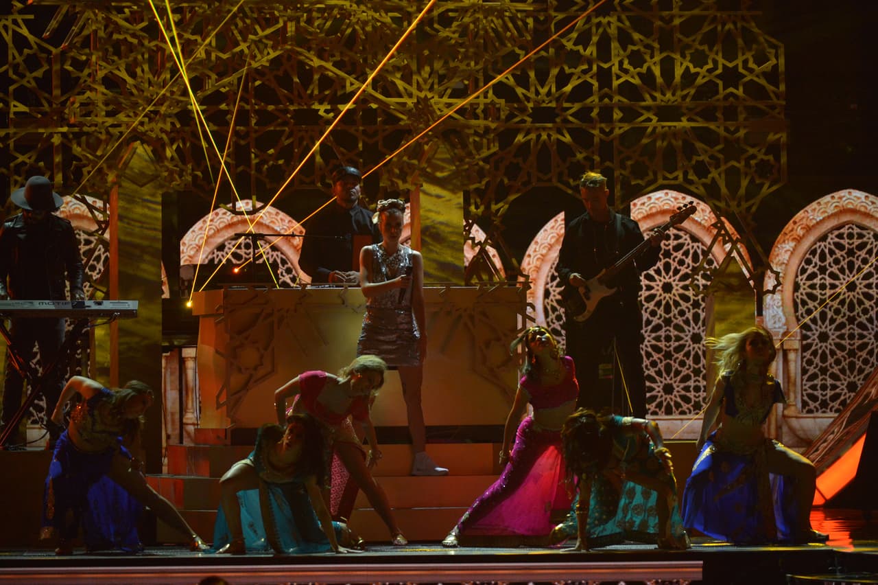 De momento el escenario se quedó a oscuras.