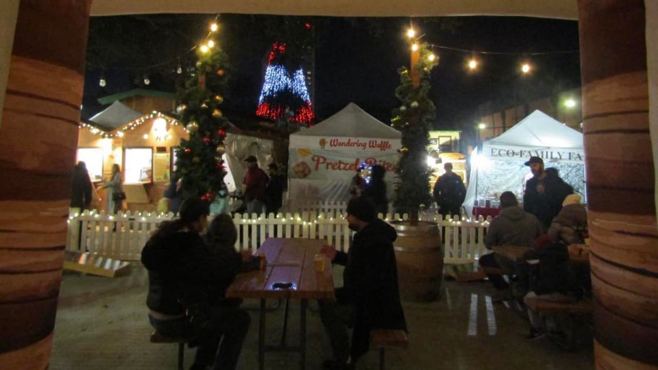 Es importante destacar que Christmas in the Park es un evento gratuito para toda la familia, lo que permite que personas de todas las edades puedan disfrutar de esta experiencia única.