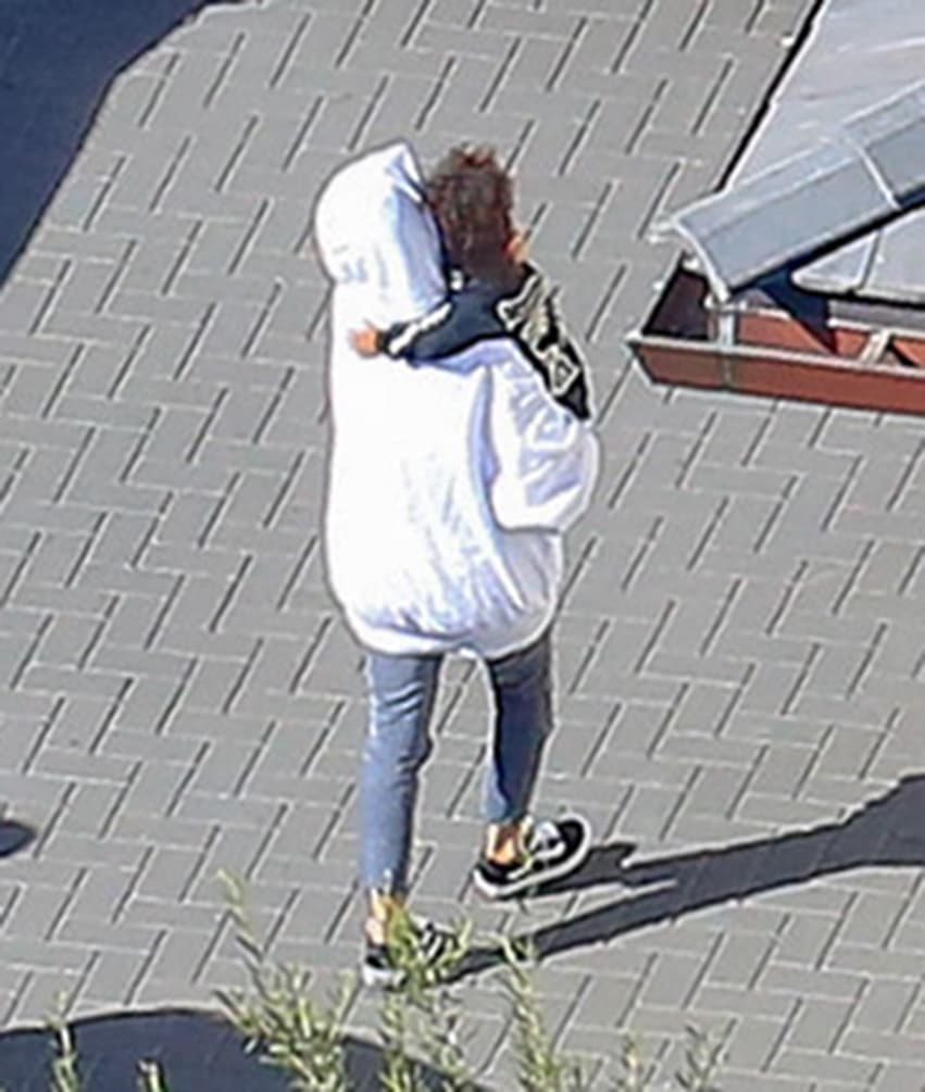 Cargando a sus nenes para entrar a su hogar.