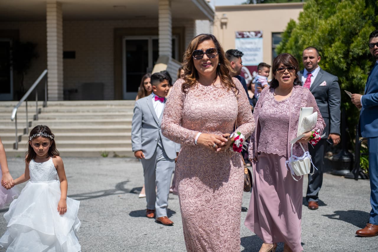 Doña Rosa (atrás lado derecho), madre de Jenni Rivera, arribó utilizando un atuendo de tres piezas.