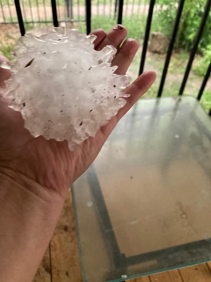 También cayó granizo hasta del tamaño de una pelota de béisbol sobre la región de San Antonio.