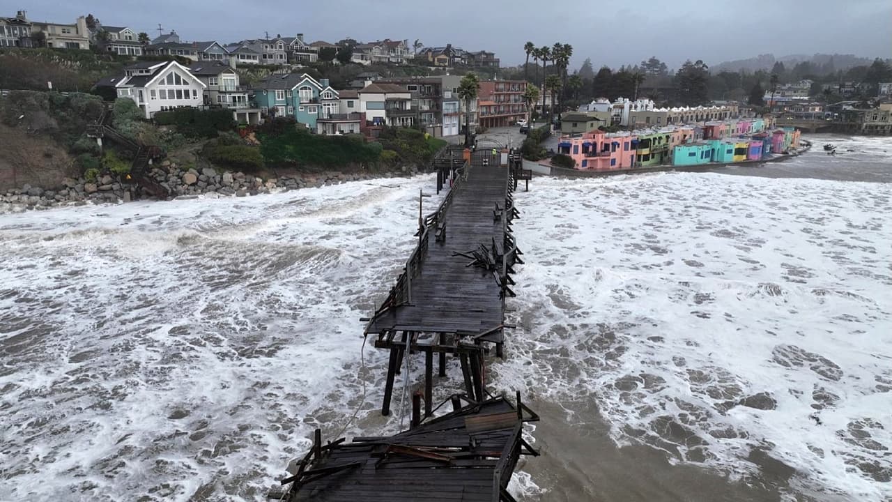 <b>Video.</b> Las costas de Santa Cruz y Capitola quedan devastadas tras el paso del ciclón bomba.