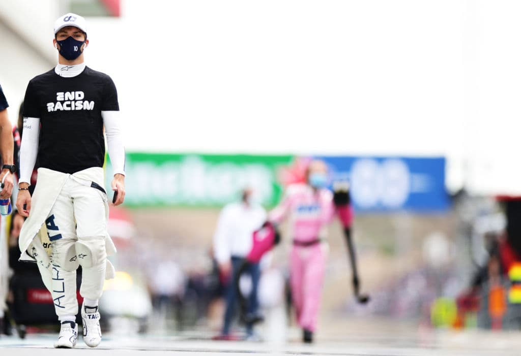 Lewis Hamilton lo hace de nuevo y rompe récord mundial con 92 carreras ganadas en la Formula 1. Se le unen al podio Valtieri Bottas y Max Verstappen. Muy buenas carreras de Charles Leclerc y del mexicano Sergio Pérez, pero la lluvia fue factor importante en este Gran Premio de Portugal.