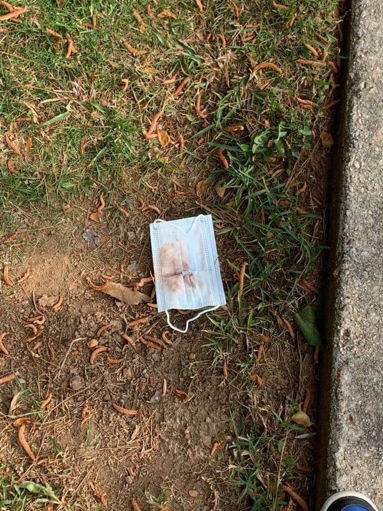 Esta mascarilla fue hallada en una casa en Decatur, lugar donde dice Yhony Castro que apagaron el teléfono de su esposa.