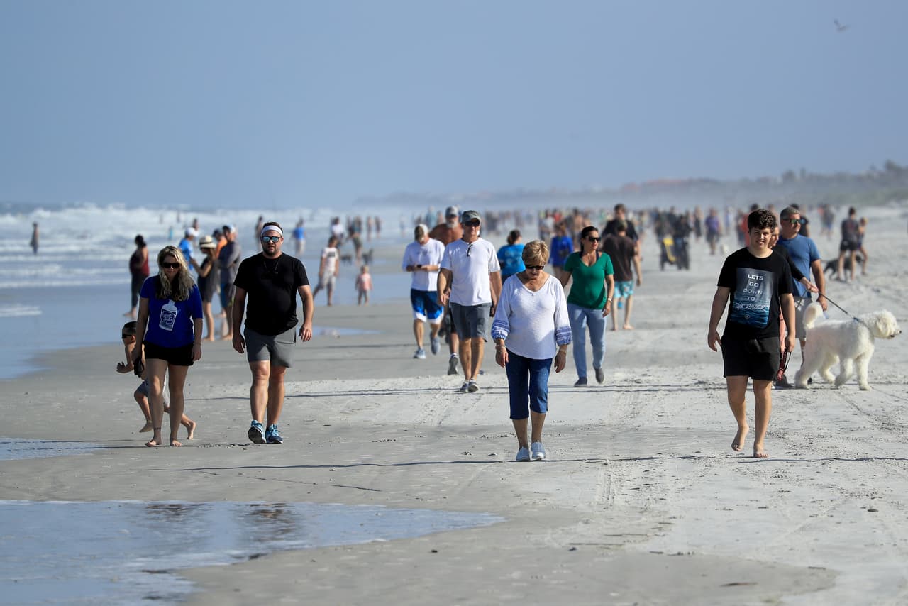 El alcalde de Jacksonville, Lenny Curry, anunció el viernes que las playas se abrirían a las 5:00 pm tras estar cerradas para prevenir el coronavirus. Así acudieron los residentes de la ciudad, una vez que llegó la hora.