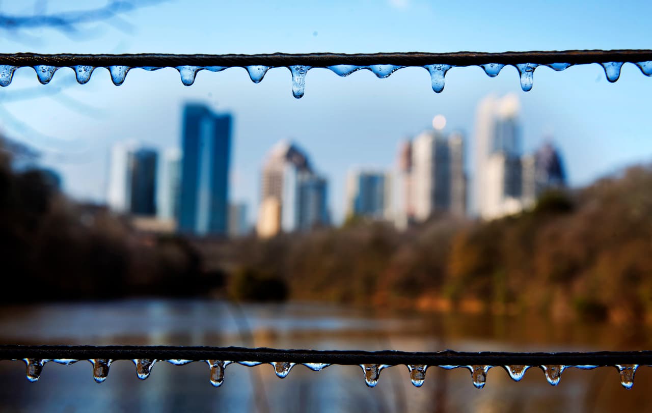 Tormenta invernal provoca el cierre de oficinas gubernamentales y cientos de escuelas en Texas