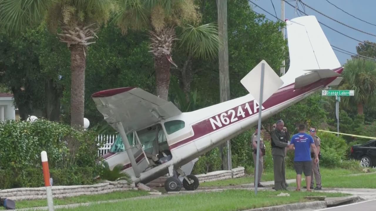 Un piloto se salvó de milagro la tarde de este viernes cuando tuvo que aterrizar de emergencia una avioneta en una calle de Orlando.