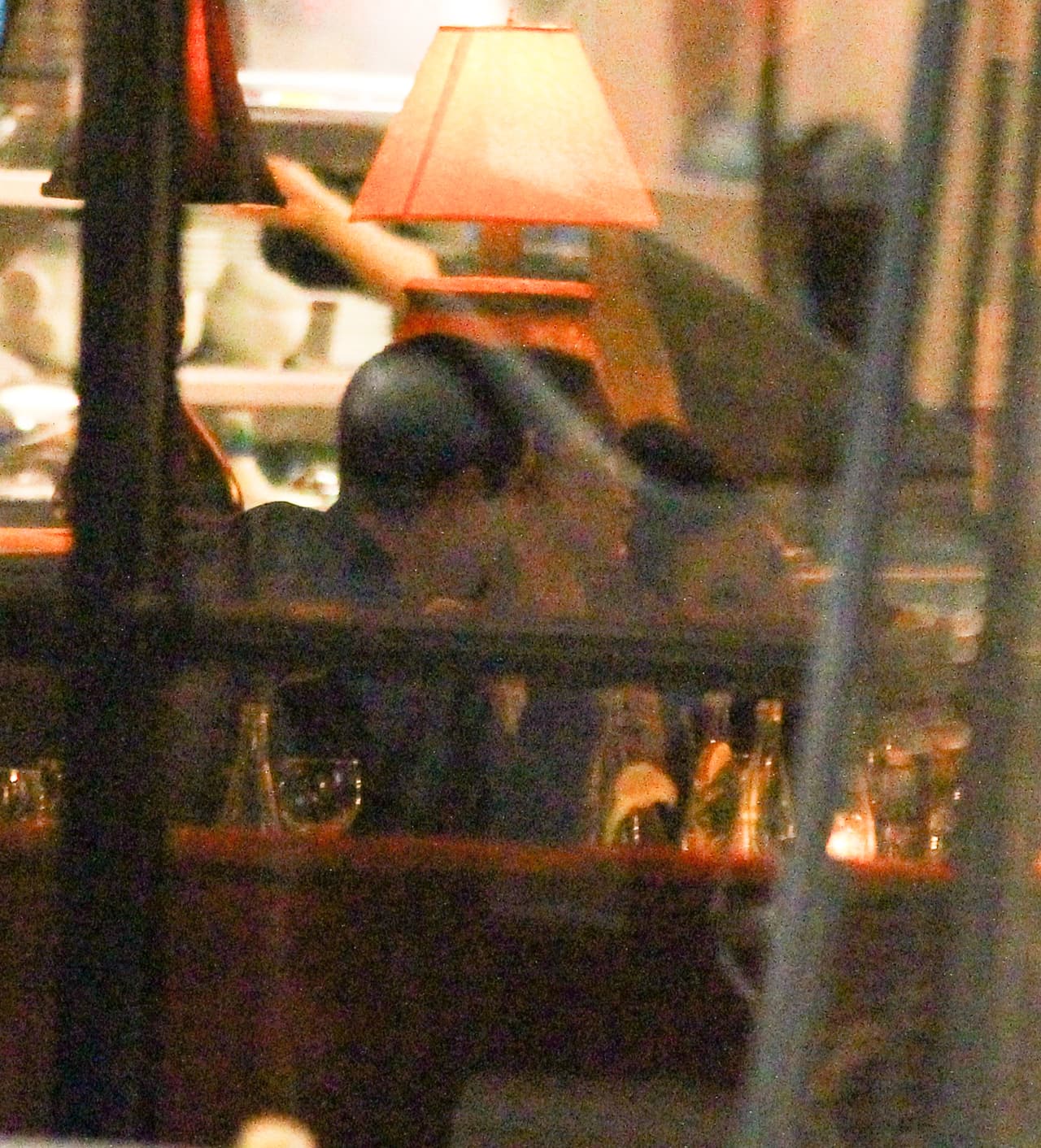 Bryan estaba sentado junto a Mariah.