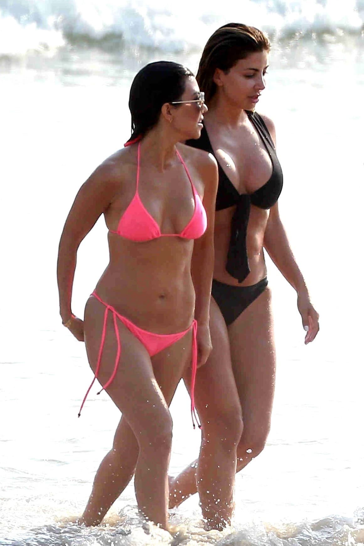 Kim Kardashian pasó el fin de semana del 22 de abril de 2017 en el resort Casa Aramara, en Tulum, México. Allí estuvo en la playa con Stephanie Sheppard, su asistente, mientras tomaba una cerveza. Además, Kourtney Kardashian también estuvo con amigas en el lugar.