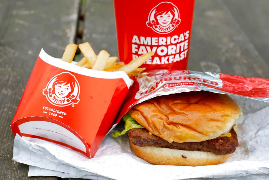 Los restaurantes de comidas rápidas como hamburguesas y pollo frito han elevado sus precios en los últimos años. En la actualidad es muy difícil encontrar comidas completas con precios de un solo dígito, especialmente en las grandes ciudades de EEUU.