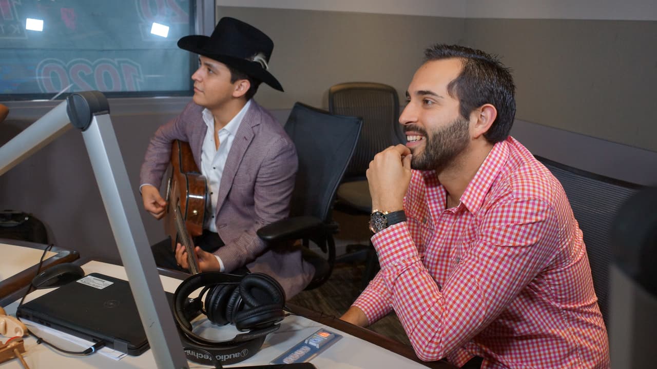 Christian Nodal se metió al Free-guey show y presentó su nuevo disco 'Me Dejé Llevar'.